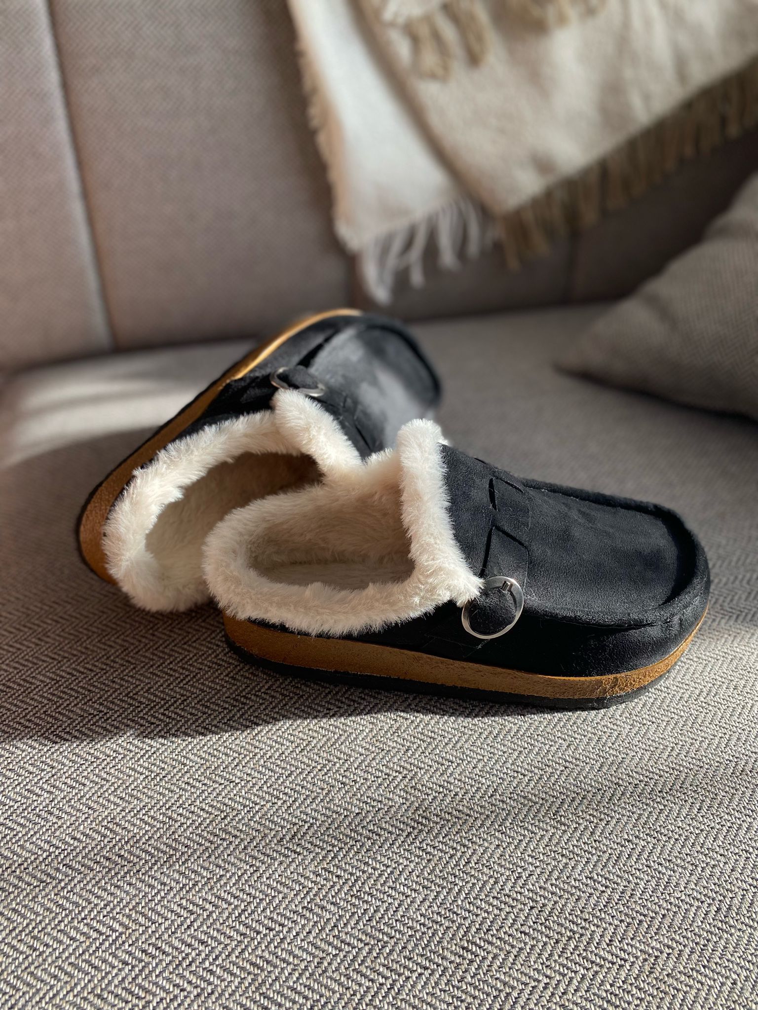 SİYAH İÇİ KÜRKLÜ KADIN EV TERLİĞİ