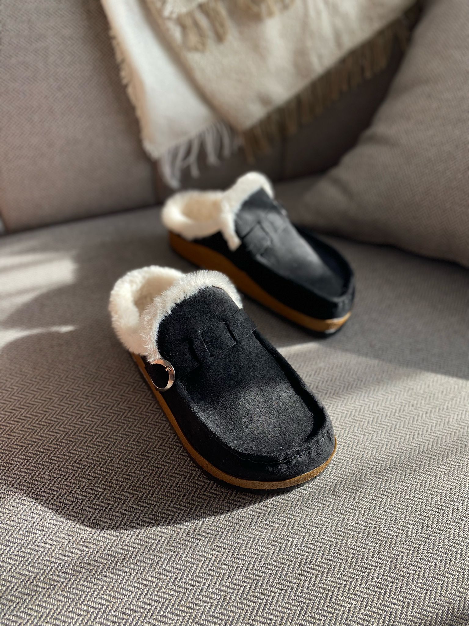 SİYAH İÇİ KÜRKLÜ KADIN EV TERLİĞİ