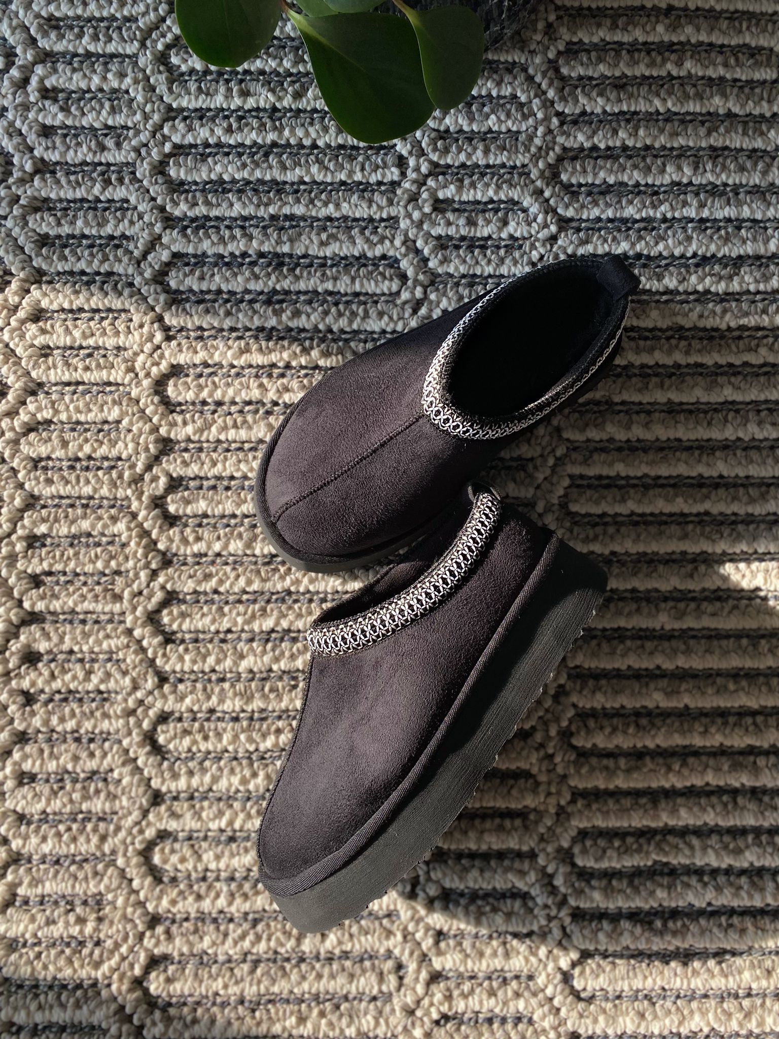 SÜET İÇİ KÜRKLÜ DÜZ VE YÜKSEK TABAN SABO TERLİK