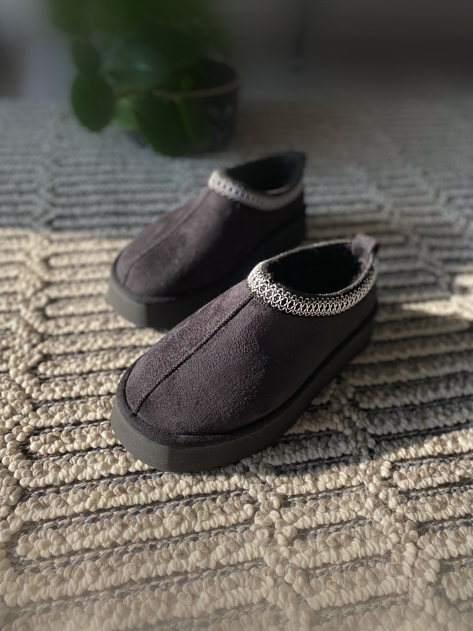 SÜET İÇİ KÜRKLÜ DÜZ VE YÜKSEK TABAN SABO TERLİK