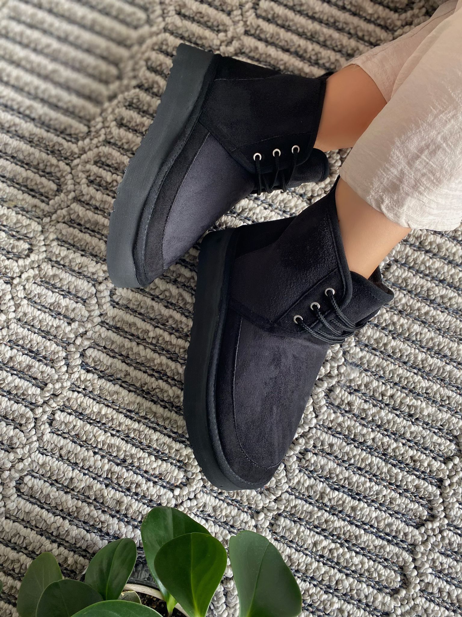 Bağcıklı İçi Kürklü Kadın Bot