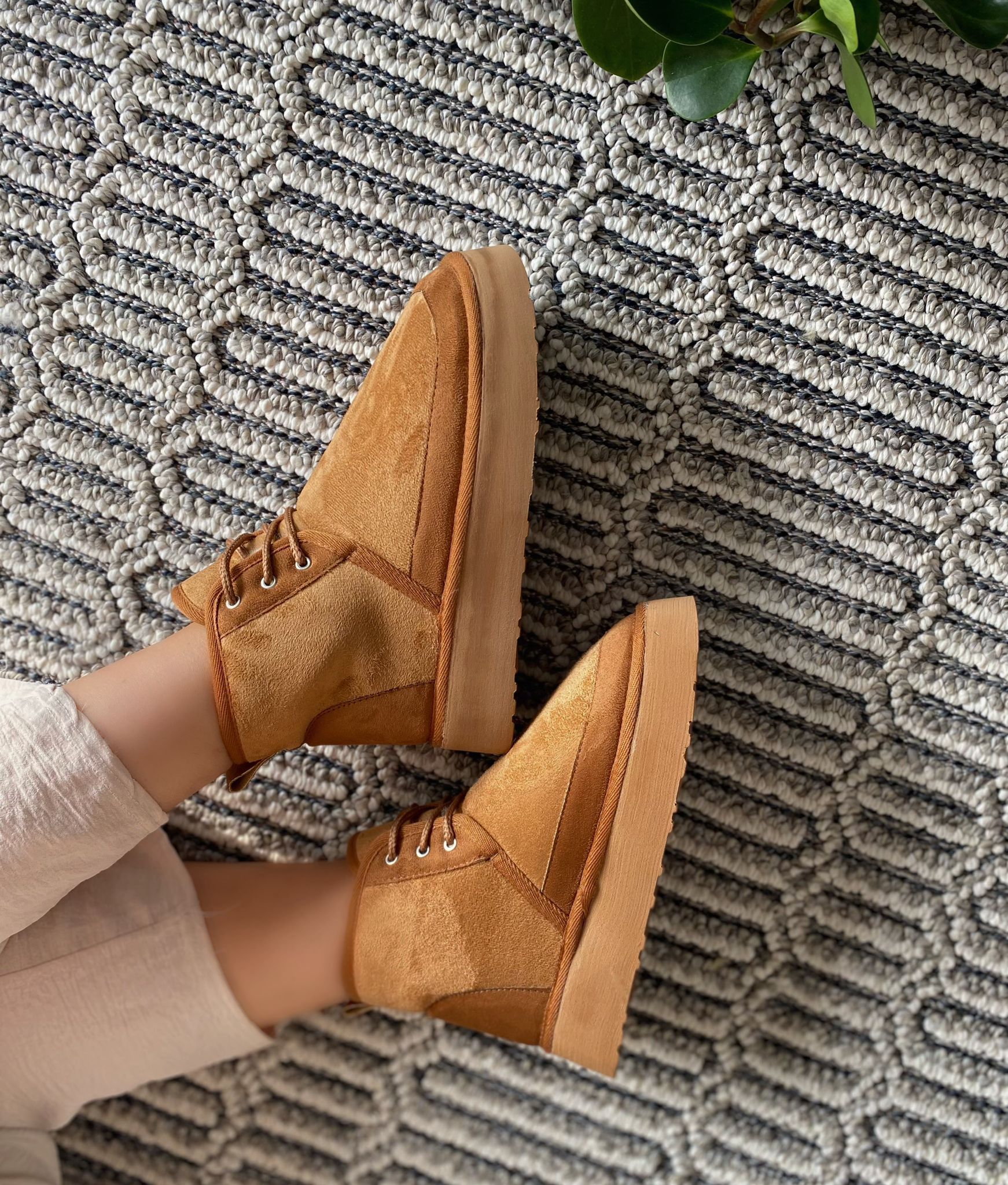 Bağcıklı İçi Kürklü Kadın Bot