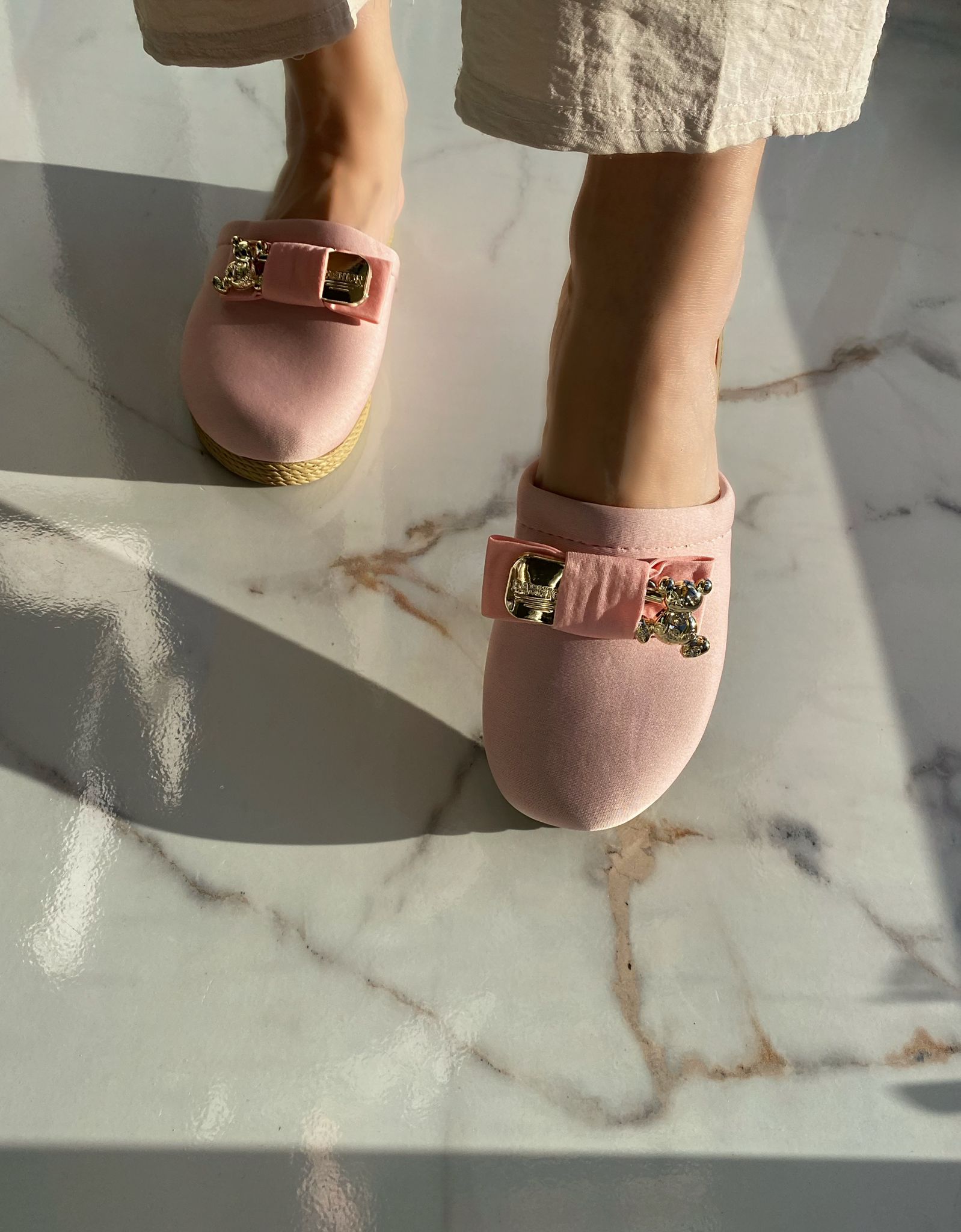 Önü Kapalı Tokalı Kadın Ev Terliği