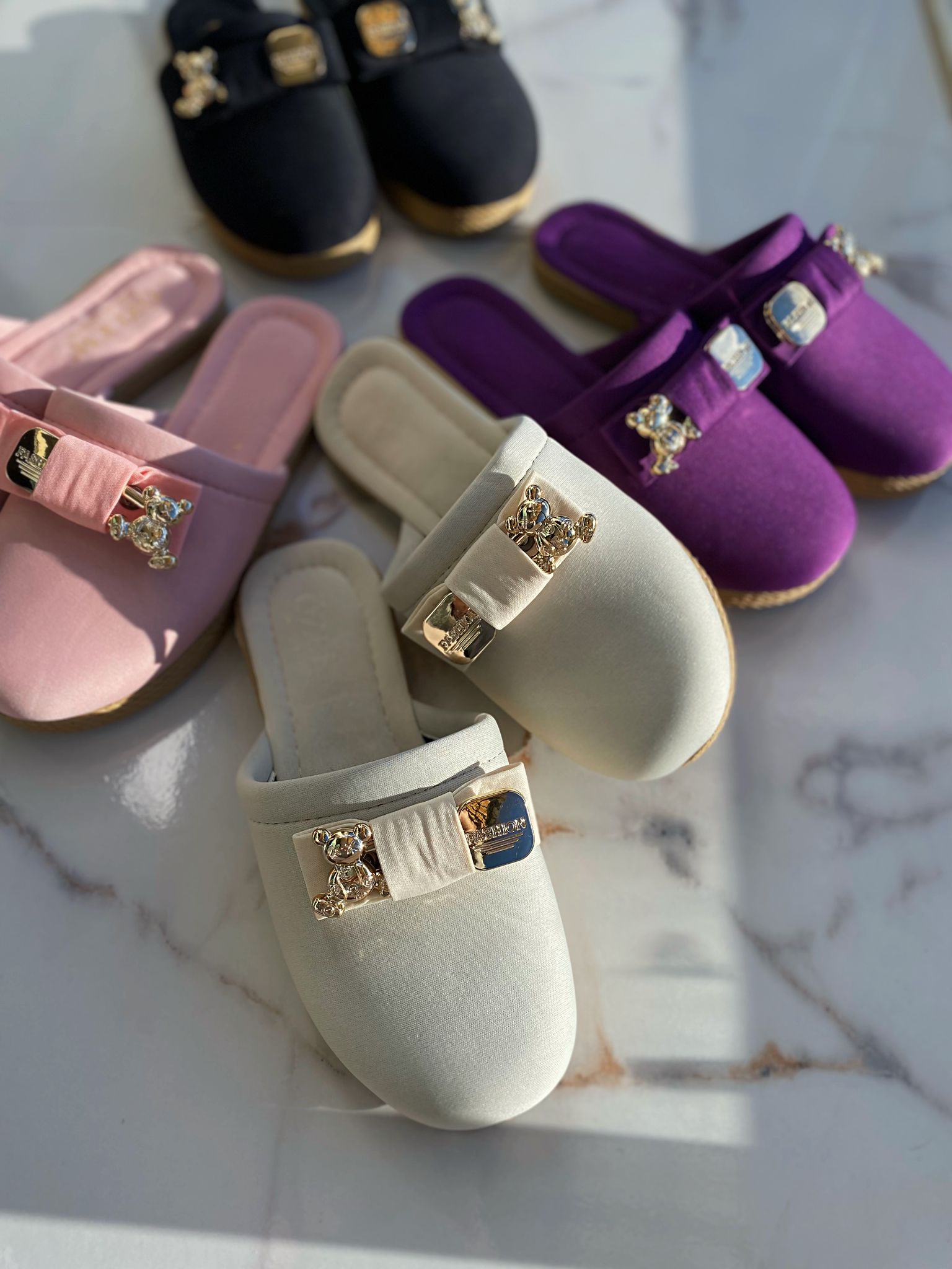 Önü Kapalı Tokalı Kadın Ev Terliği