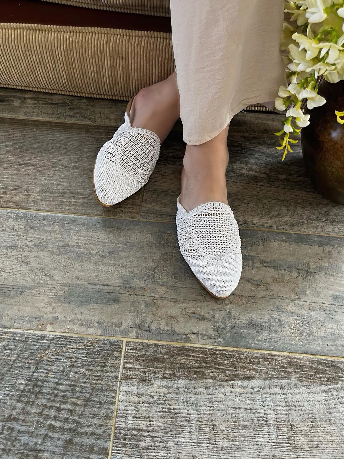 Beyaz Hasır Örgü İşlemeli Kadın Terlik