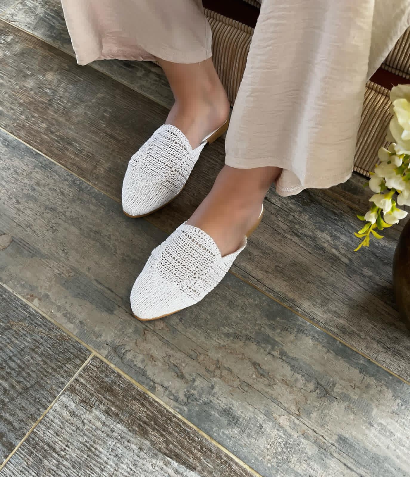 Beyaz Hasır Örgü İşlemeli Kadın Terlik